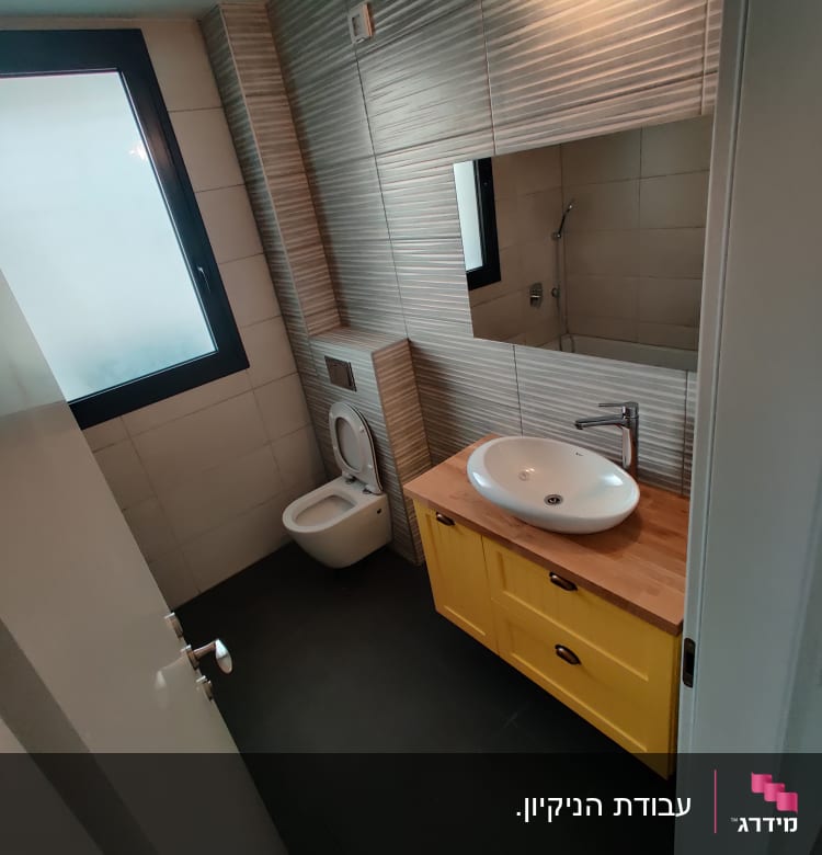 חדר אמבטיה עם כיור, מראה ואסלה